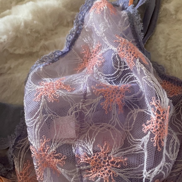 Victoria’s Secret Unlined Bra - Picture 2 of 4